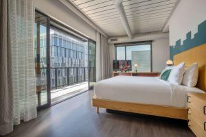 Postel nebo postele na pokoji v ubytování Origin Austin, a Wyndham Hotel