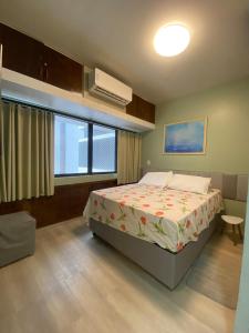 a bedroom with a bed in a room at Studio Beira Mar Piscina Cobertura Localização perfeita Jatiúca in Maceió