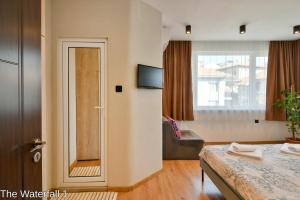 um quarto com uma porta para uma sala de estar em The Waterfall Free Parking em Balchik