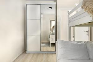 Llit o llits en una habitació de Netanya Beachfront Bliss Apartments by Sea N' Rent