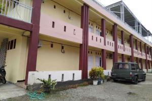a truck parked in front of a building at Hotel O Pondok Zamzam Near Taman Arung Palakka, Bone in Pakato