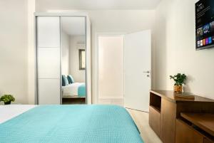 Llit o llits en una habitació de Netanya Beachfront Bliss Apartments by Sea N' Rent