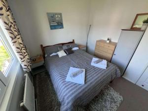 Giường trong phòng chung tại 3 Bed Lodge - Sleeps 6 - Pets - Parking - Wifi +22 ảnh