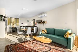 Zona d'estar a Netanya Beachfront Bliss Apartments by Sea N' Rent