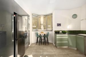 Cuina o zona de cuina de Netanya Beachfront Bliss Apartments by Sea N' Rent