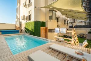 Bazén v ubytování Netanya Beachfront Bliss Apartments by Sea N' Rent nebo v jeho okolí