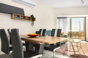 Zona d'estar a Netanya Beachfront Bliss Apartments by Sea N' Rent