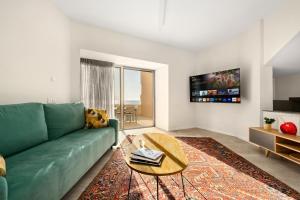 TV a/nebo společenská místnost v ubytování Netanya Beachfront Bliss Apartments by Sea N' Rent