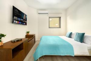 Llit o llits en una habitació de Netanya Beachfront Bliss Apartments by Sea N' Rent