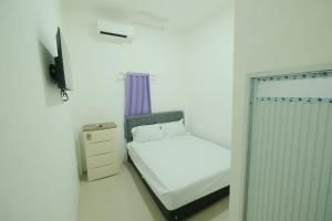 Ένα ή περισσότερα κρεβάτια σε δωμάτιο στο Hotel O Qq Kost Near Pantai Kebesaran Beach +50 φωτογραφίες