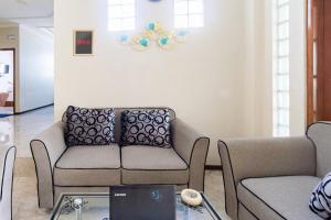 a living room with a couch and a table at Hotel O Siwalanpanji Homestay Syariah in Sidoarjo