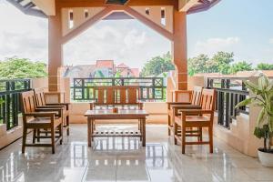 un patio avec des chaises et une table sur un balcon dans l'établissement Hotel O Buduran Homestay Syariah, à Sidoarjo