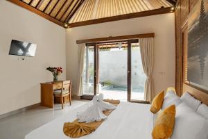 a bedroom with a white bed with a wooden ceiling at Belvilla Prakriti Near Monkey ForestNearCampuhan Ridge Walk in Ubud +16 photos