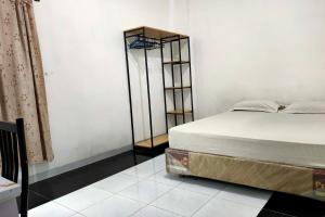 a bedroom with a bed and a room with at Hotel O Pondok Bintang in Kendari +63 photos