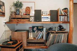 una stanza con scaffali in legno pieni di dischi di Tipy records inn hanare a Odawara