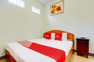Кровать или кровати в номере Hotel O Mbah Carik Homestay Syari'ah