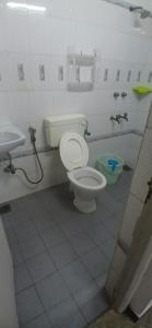 チェンナイにあるSai Guest houseのトイレと洗面台付きのバスルーム +2枚の写真