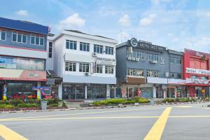 an empty street in a city with buildings at Hotel O Gest Inn in Kota Tinggi