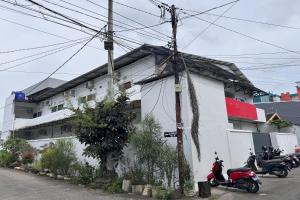 a group of motorcycles parked in front of a building at Hotel O Kost Reski 2 Near Tugu Perbatasan Takalar - Gowa in Rambia