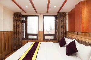 OYO 814 Machhapuchhre Hotel房間的床