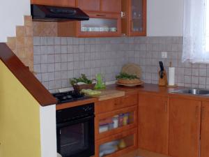 Kuchnia lub aneks kuchenny w obiekcie Holiday Home in Veli Rat near Saharun