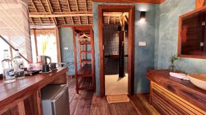Kuchyň nebo kuchyňský kout v ubytování Tikipalmbeachhotel