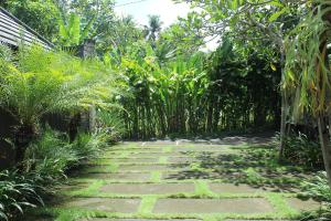 a path in the middle of a garden at Belvilla Dhyana Kutir Seseh Beach in Munggu +33 photos