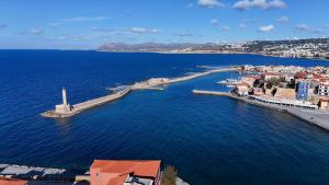 ハニア・タウンにあるBalcony Apartmentの大きな水域の真ん中にある島 +5枚の写真