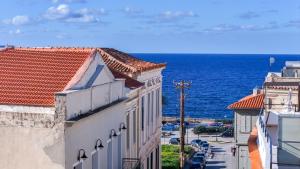 ハニア・タウンにあるBalcony Apartmentの海を背景にした市街の景色