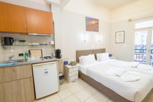 ハニア・タウンにあるBalcony Apartmentのキッチン(ベッド1台、シンク付)