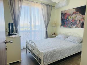 a bedroom with a bed and a window at Kiwi Gardens in Byala