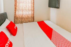 En eller flere senge i et værelse på Hotel O Dms Property