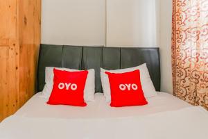 En eller flere senge i et værelse på Hotel O Dms Property