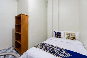 Postel nebo postele na pokoji v ubytování SPOT ON 93967 Hasna Guest House Syariah