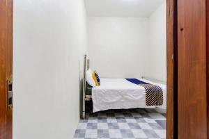 Postel nebo postele na pokoji v ubytování SPOT ON 93967 Hasna Guest House Syariah + 19 fotografií