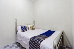 Postel nebo postele na pokoji v ubytování SPOT ON 93967 Hasna Guest House Syariah