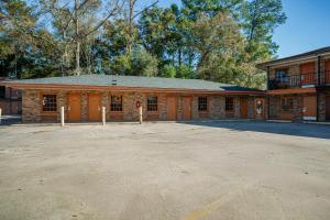 an empty parking lot in front of a building at Southern Inn By OYO Walterboro I-95 in Walterboro