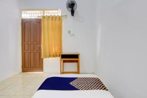 Postel nebo postele na pokoji v ubytování Hotel O Guest House Wijaya Syariah Near alun alun kota purwokerto