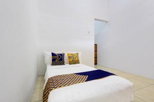 Postel nebo postele na pokoji v ubytování Hotel O Guest House Wijaya Syariah Near alun alun kota purwokerto