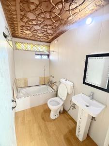 Salle de bains dans l'établissement Lalarukh Group of Houseboats 17 autres photos