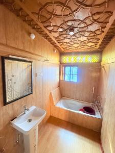 Salle de bains dans l'établissement Lalarukh Group of Houseboats