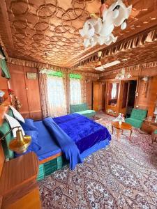 Coin salon dans l'établissement Lalarukh Group of Houseboats