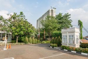 a parking lot with a building in the background at OYO 94010 Victoria Square in Kandang-besar