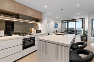 Kuchyň nebo kuchyňský kout v ubytování Luxurious 2BR Apt w River View