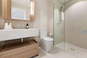 Koupelna v ubytování Luxurious 2BR Apt w River View + 7 fotografií