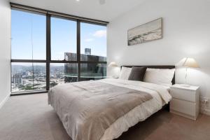 Postel nebo postele na pokoji v ubytování Luxurious 2BR Apt w River View