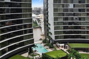 Bazén v ubytování Luxurious 2BR Apt w River View nebo v jeho okolí