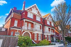 ブライトン＆ホーブにあるLangford Hotel, Brighton & Hoveの街の通りにある大きな赤レンガの建物