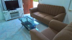 Matraville Home Stay Tuk Tuk Lake Toba Samosir的电视和/或娱乐中心