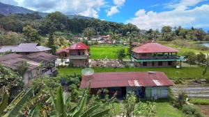 图克图克Matraville Home Stay Tuk Tuk Lake Toba Samosir的享有村庄的空中景致,设有房屋
